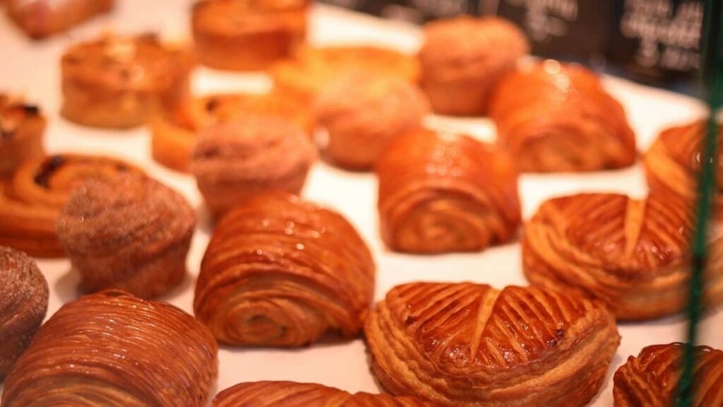 Prakticky navod pre slovenskych tvorcov, ako oslovit bangladesske znacky cez Apple Music a vytvorit branded fitness obsah. Kontaktovanie znaciek, lokalny kontext, a taktiky, ktore funguju v 2025.