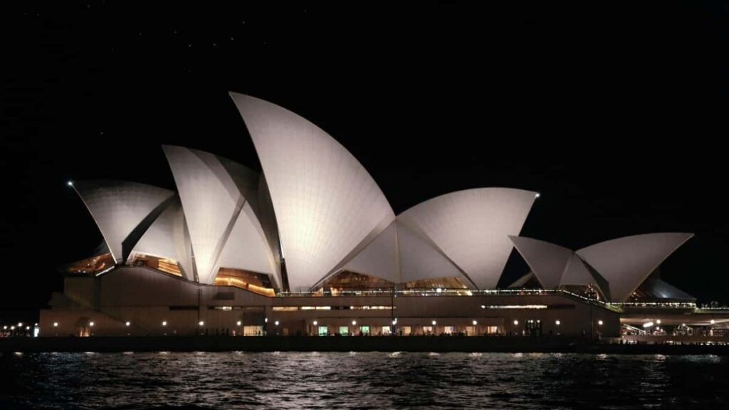 Prakticky navod pre tvorcov zo Slovenska: ako najst a oslovit madarske znacky na Viber, posielat event coverage so sponzorskymi tagmi a zvysit sance na spolupracu.