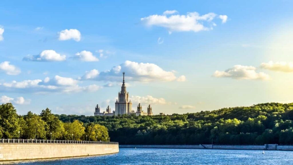 Prakticky navod pre kreativcov zo Slovenska: ako najst, oslovit a konverzne komunikovat s estonskymi znackami cez WhatsApp taktiky, sablony a lokalne insighty.