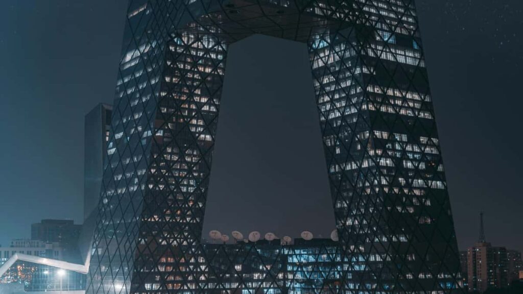 Prakticky navod pre slovenskych inzerentov, ako identifikovat a zapojit litovskych tvorcov obsahu spojenych s Netflixom na propagaciu sezonnych modnych trendov.