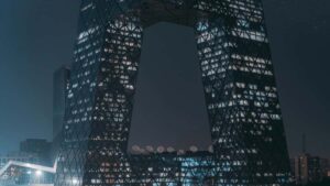 Prakticky navod pre slovenskych inzerentov, ako identifikovat a zapojit litovskych tvorcov obsahu spojenych s Netflixom na propagaciu sezonnych modnych trendov.