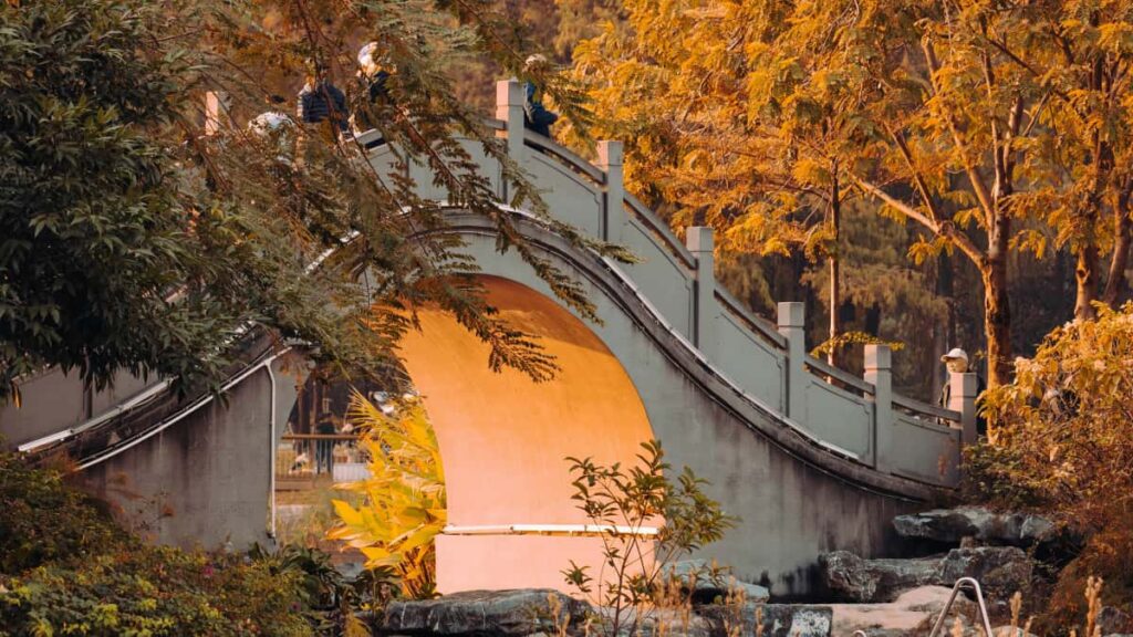 Prakticky navod pre slovenskych tvorcov: ako najst a oslovit nepalske znacky pritomne alebo relevantne pre Disney Plus, nabijky crosspromo a spoluprace.