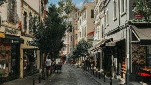 Prakticky navod pre slovenskych creatorov: ako na Xiaohongshu najst a oslovit iracke znacky, pripravit testimonial videa a vyhnut sa kulturnym chybam.